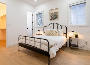 6 bedrooms, iron/ironing board, WiFi, bed sheets - King Bed Lux Entertainers' Home| Indoor Fireplaces (Delta)
