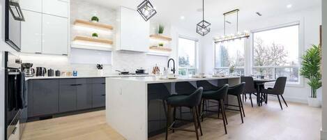 Réfrigérateur, four à micro-ondes, un four, surface de cuisson