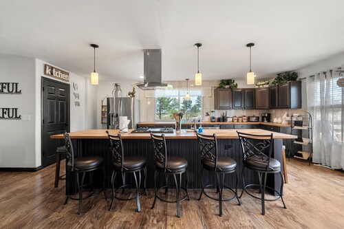 Hilltop Ranch Style Home with Gorgeous View for Big Groups, Retreats, Events OK