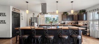 Hilltop Ranch Style Home with Gorgeous View for Big Groups, Retreats, Events OK