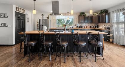 Hilltop Ranch Style Home with Gorgeous View for Big Groups, Retreats, Events OK