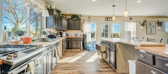 Hilltop Ranch Style Home with Gorgeous View for Big Groups, Retreats, Events OK