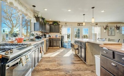 Hilltop Ranch Style Home with Gorgeous View for Big Groups, Retreats, Events OK