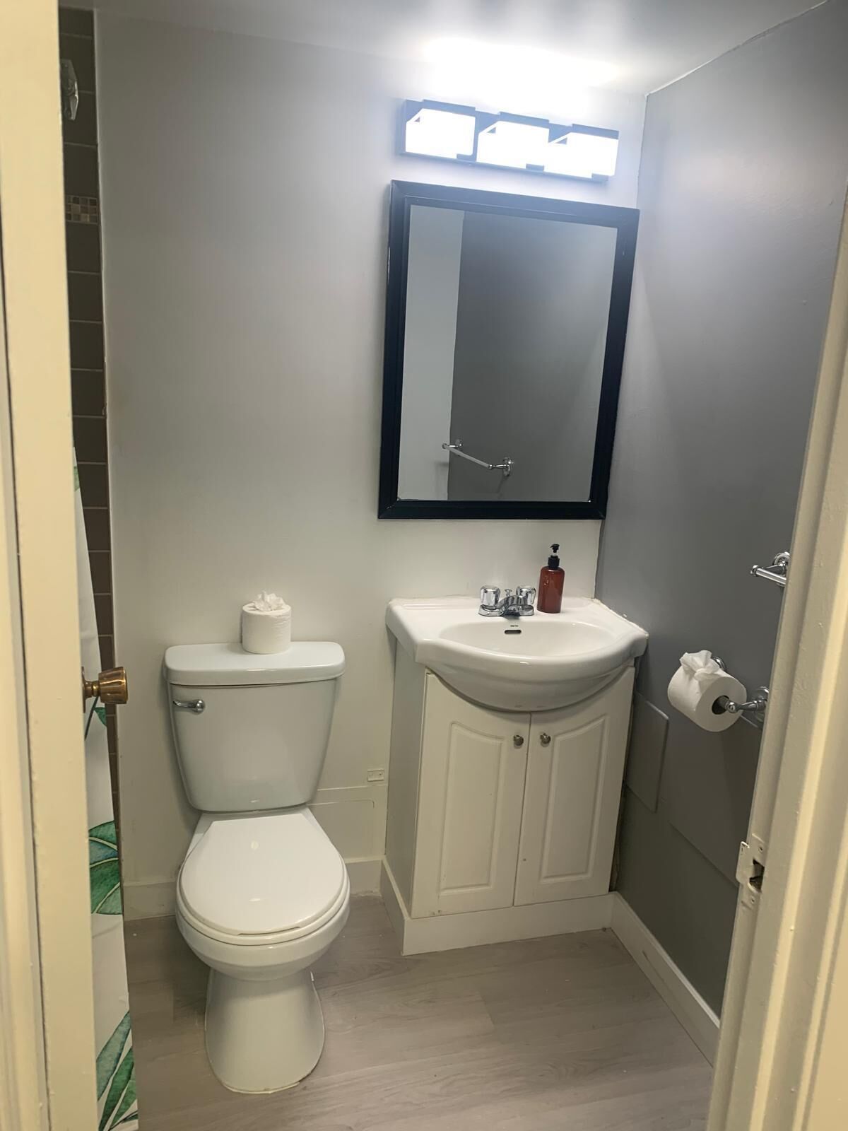 Haartrockner, Handtücher, Seife, Shampoo