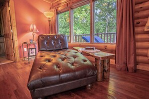 Family Cabin, Mountain View | 3 bedrooms, Egyptian cotton sheets, premium bedding, desk - The Lodge (Dandridge)