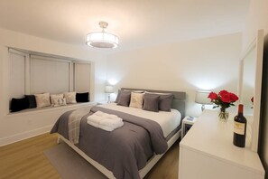 4 slaapkamers, een bureau, een strijkplank/strijkijzer, wifi