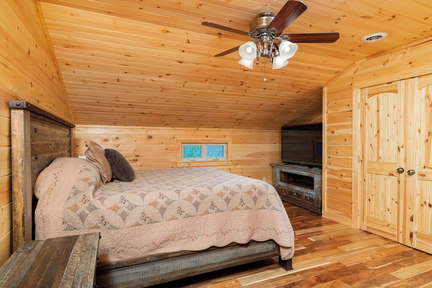 Family Cabin, Lake View | 4 bedrooms, premium bedding, laptop workspace, blackout drapes