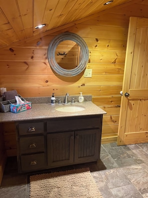 Family Cabin, Lake View | Bathroom | Combined shower/bathtub, free toiletries, hair dryer, towels