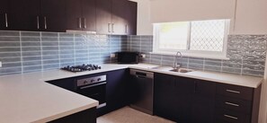 Fridge, microwave, oven, stovetop - Inviting Stay in Rockingham City Centre (Rockingham)