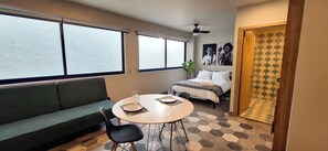 Studio – comfort | Oppholdsområde | En 32-tommers smart-TV med digitale kanaler