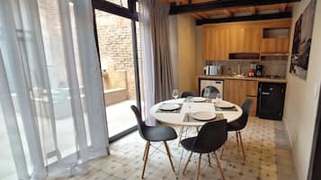 Studio Suite | Private kitchen | Mini-fridge, microwave, oven, coffee/tea maker