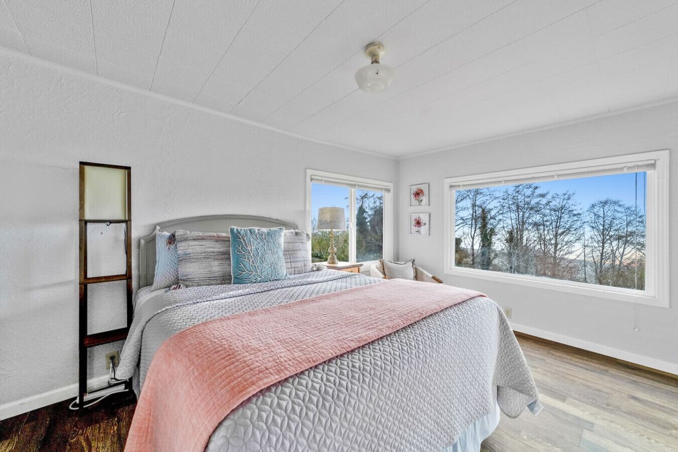 3 habitaciones, tabla de planchar con plancha, wifi y ropa de cama 