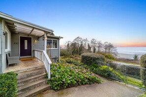 Exterior - Gog and Pop's Beach House - Ocean Views, WiFi, BBQ (Trinidad)