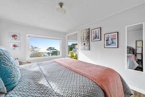 3 bedrooms, iron/ironing board, WiFi, bed sheets - Gog and Pop's Beach House - Ocean Views, WiFi, BBQ (Trinidad)
