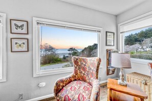 TV, books - Gog and Pop's Beach House - Ocean Views, WiFi, BBQ (Trinidad)