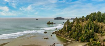 Gog and Pop's Beach House - Ocean Views, WiFi, BBQ