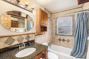 Hair dryer - Syd's Place: House with sauna, dogs welcome (Fort Collins)