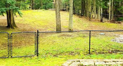Spacious Private Comfort, EV Charger, Pet OK, Lg Fenced Backyard, Firepit, BBQ