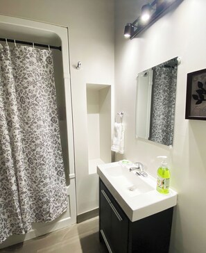 Sèche-cheveux, serviettes fournies, savon, shampoing