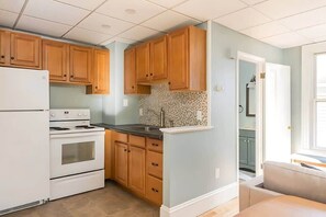 Fridge, oven, stovetop, cookware/dishes/utensils