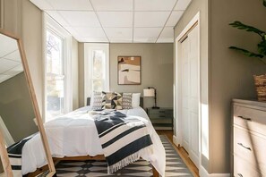 1 bedroom, WiFi, bed sheets - The Portland Perch – Ideal for Extended Stays! (Portland)
