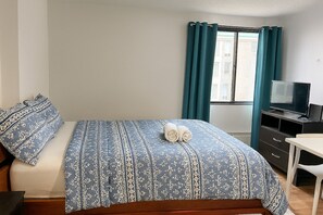 1 bedroom, iron/ironing board, WiFi, bed sheets - Sunrise-Nest 5m to River-Trails w/BathTub + W/D (Calgary)