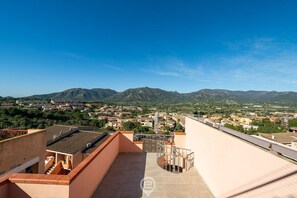 A rooftop terrace with a view of a cityscape and mountains. - La perla nel blu - Villasimius (Villasimius)