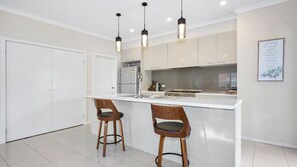 Réfrigérateur, four à micro-ondes, un four, surface de cuisson