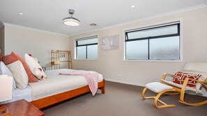 4 Schlafzimmer, Schreibtisch, Reisekinderbett, kostenloses WLAN