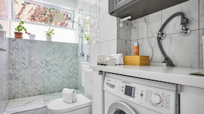 Dusche, Haartrockner, Handtücher