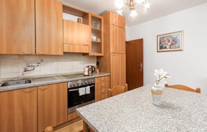 Coffee/tea maker, fridge, oven, stovetop
