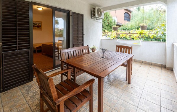 تناول الطعام بالخارج