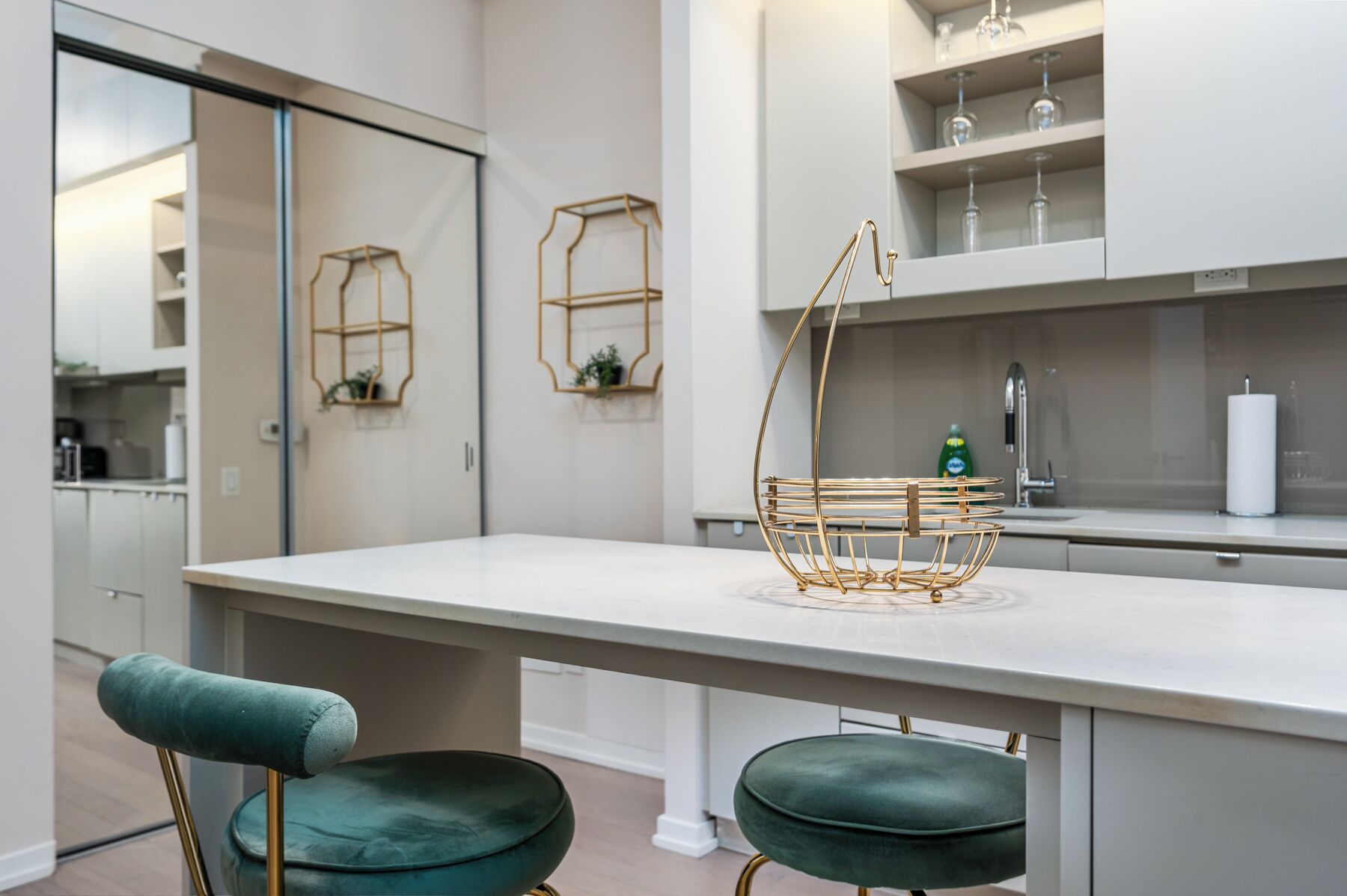 Deluxe Suite | Private kitchen | Full-size fridge, microwave, oven, stovetop