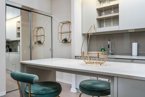 Deluxe Suite | Private kitchen | Full-size fridge, microwave, oven, stovetop - RS Suites - Fashion District (Toronto)