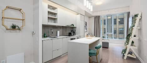 Suite Deluxe | Cuisine privée | Grand réfrigérateur, micro-ondes, four, plaque de cuisson