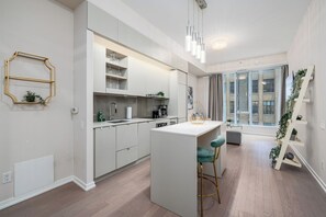 Deluxe Suite | Private kitchen | Full-size fridge, microwave, oven, stovetop - RS Suites - Fashion District (Toronto)