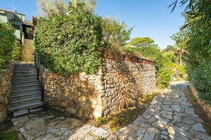 Property grounds - Villa Melita - Three-Room Apartment with Garden, Just Steps from Porto Luna Beach (Villasimius)