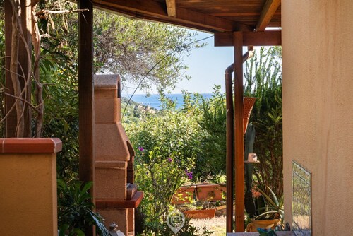 Villa Melita - Three-Room Apartment with Garden, Just Steps from Porto Luna Beach
