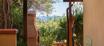 Villa Melita - Three-Room Apartment with Garden, Just Steps from Porto Luna Beach
