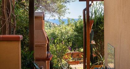 Villa Melita - Three-Room Apartment with Garden, Just Steps from Porto Luna Beach
