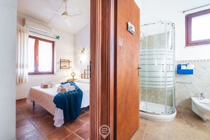 Douche, articles de toilette (gratuits), séchoir à cheveux, bidet