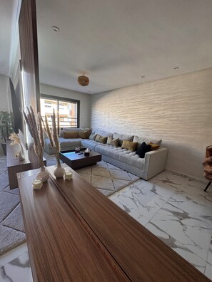 Living area - 2-bedroom apartment in beautiful Marrakech with WiFi, AC and pool (Marrakech)