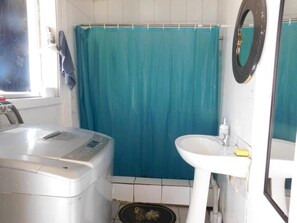 Shower, towels - Wind Hostel (Valparaíso)