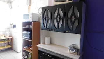 Refrigerador con congelador, microondas, horno y parrilla de estufa