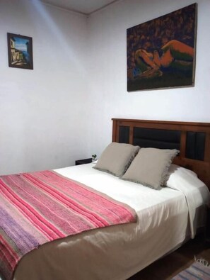 Basic Triple Room, Bay View | Free WiFi - Wind Hostel (Valparaíso)