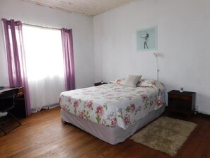 Basic Double Room, City View - Wind Hostel (Valparaíso)