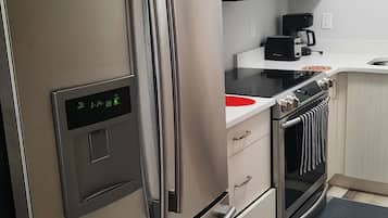 Refrigerador, microondas, horno y parrilla de estufa