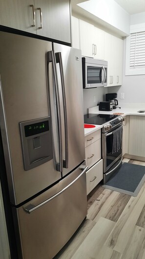 Fridge, microwave, oven, stovetop - Cozy basement suite /15 minutes away from Edmonton International Airport (Edmonton)