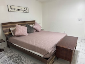 1 chambre, fer et planche à repasser, lit de bébé portatif, Wi-Fi