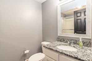 Stadtwohnung, 4 Schlafzimmer | Badezimmer | Dusche, Handtücher, Seife, Shampoo